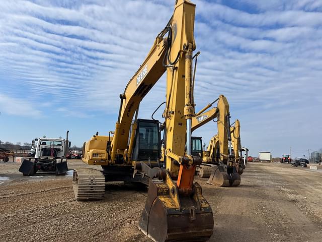 Image of John Deere 200C LC equipment image 4