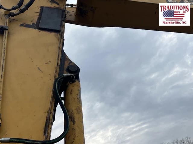 Image of John Deere 200LC equipment image 4