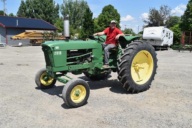 Image of John Deere 2010 equipment image 1