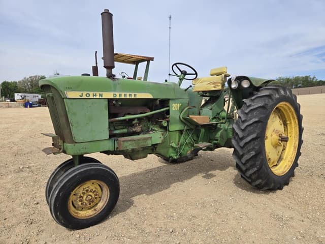 Image of John Deere 2010 equipment image 1
