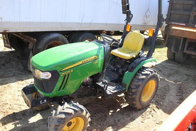 Image of John Deere 2025R equipment image 2