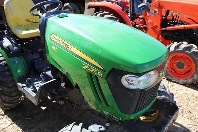 Image of John Deere 2025R equipment image 1