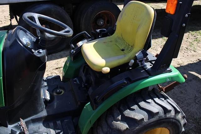 Image of John Deere 2025R equipment image 4