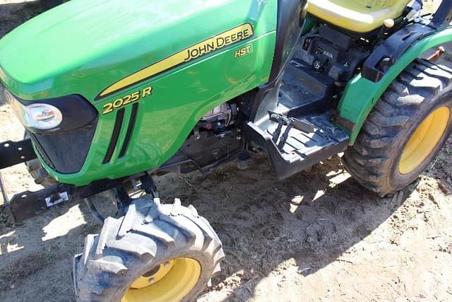 Image of John Deere 2025R equipment image 3