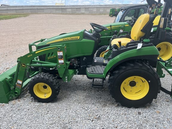 John Deere 2025R Image