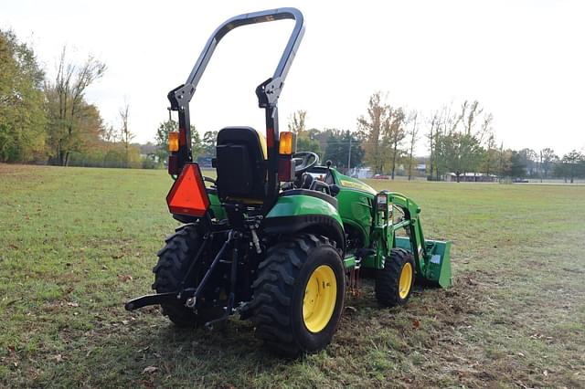 Image of John Deere 2025R equipment image 3