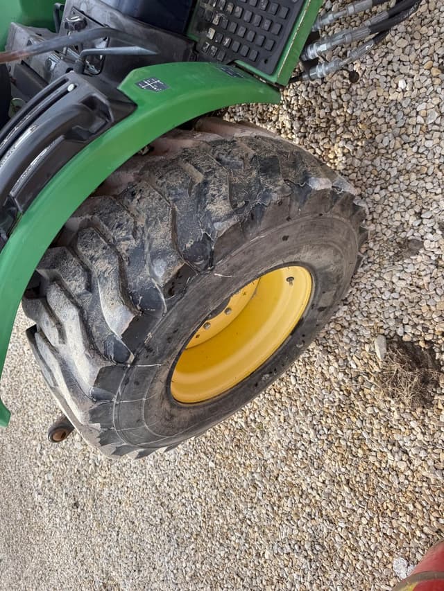 Image of John Deere 2032R equipment image 4