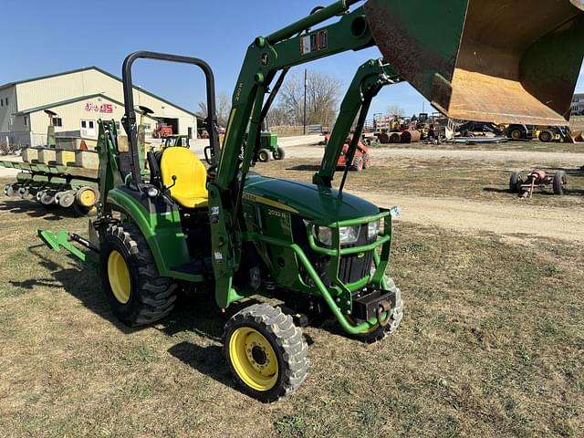 Image of John Deere 2032R equipment image 3