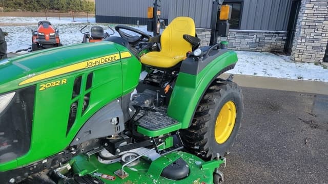 Image of John Deere 2032R equipment image 2