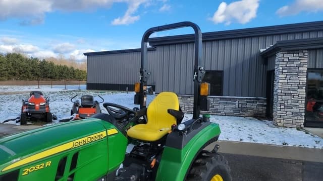 Image of John Deere 2032R equipment image 3