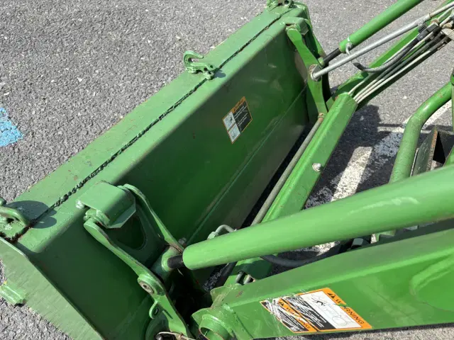 Image of John Deere 2032R equipment image 3