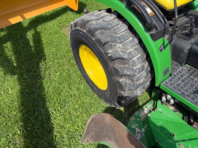 Image of John Deere 2032R equipment image 4