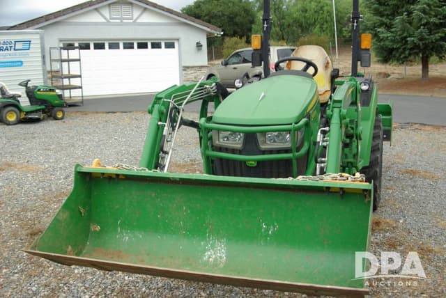 Image of John Deere 2032R equipment image 2