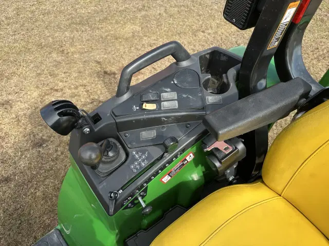 Image of John Deere 2038R equipment image 4