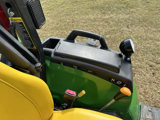 Image of John Deere 2038R equipment image 3