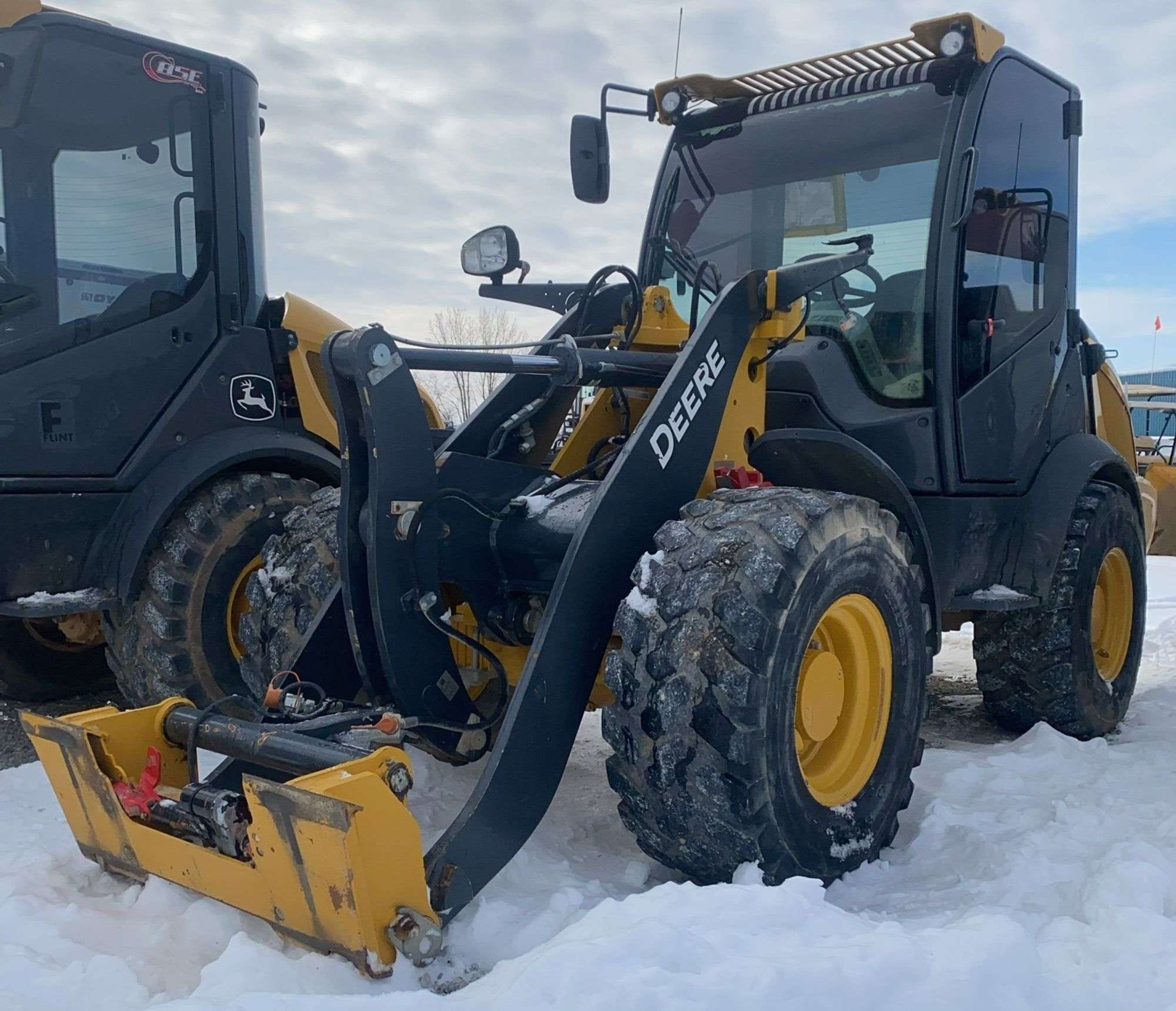 John Deere 204L Equipment Image0