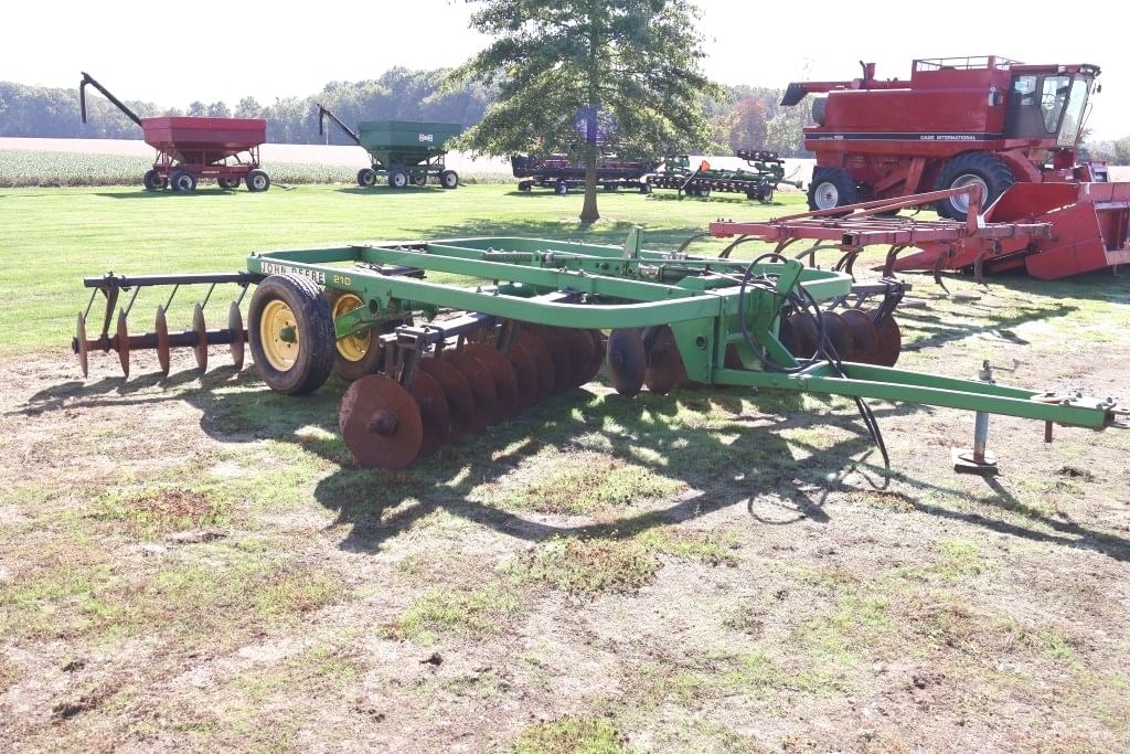 John Deere 210 Equipment Image0