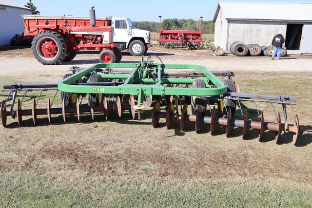 Image of John Deere 210 equipment image 1