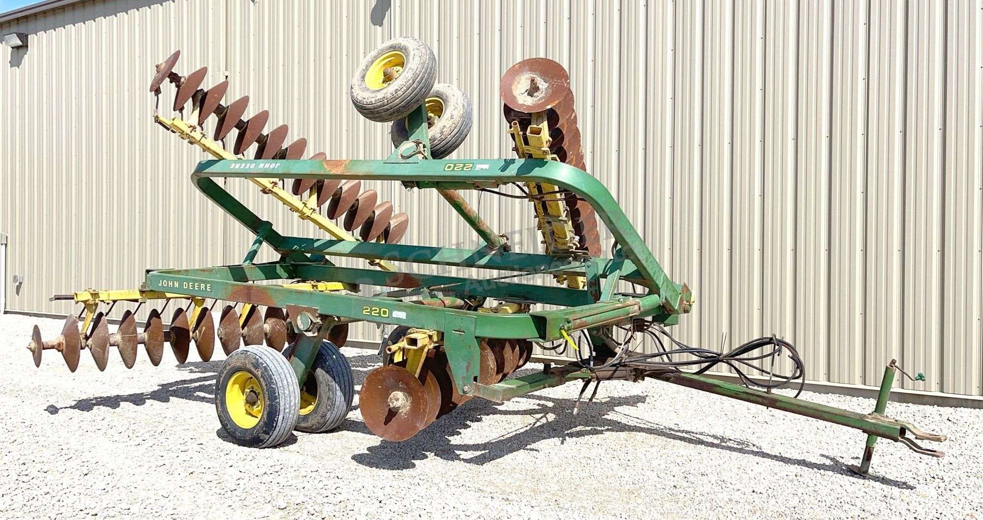 John Deere 220 Equipment Image0