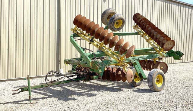 Image of John Deere 220 equipment image 1