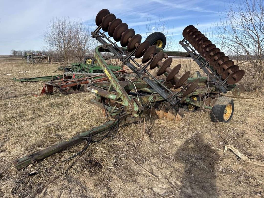 Image of John Deere 220 Primary image