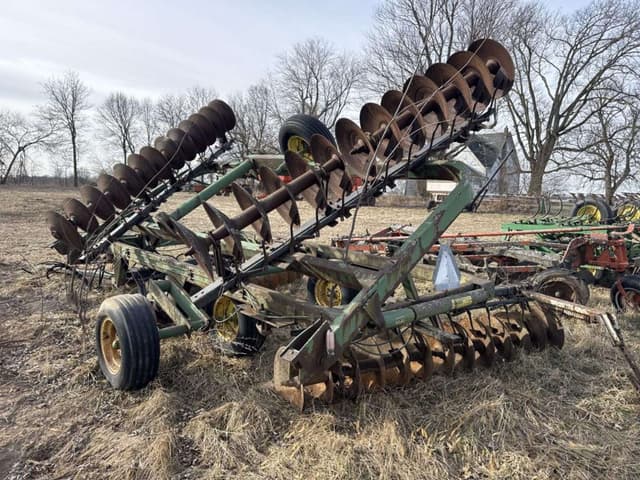 Image of John Deere 220 equipment image 1