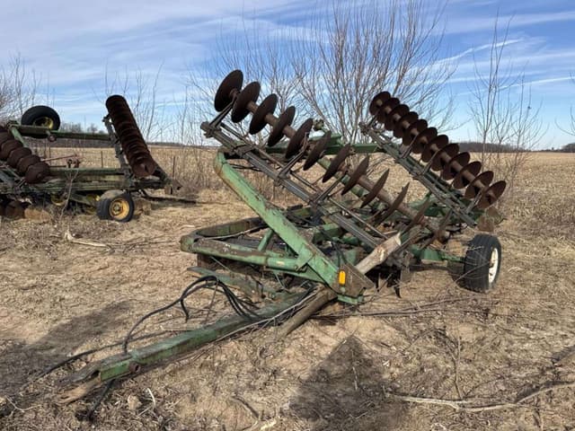 Image of John Deere 220 equipment image 1