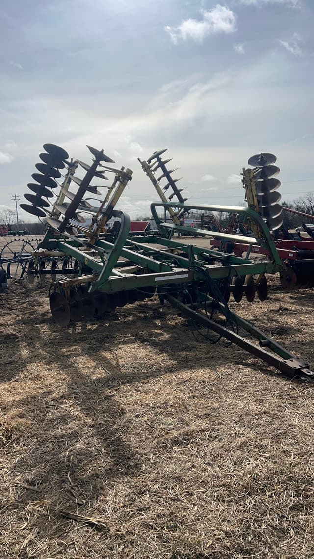 Image of John Deere 220 equipment image 1