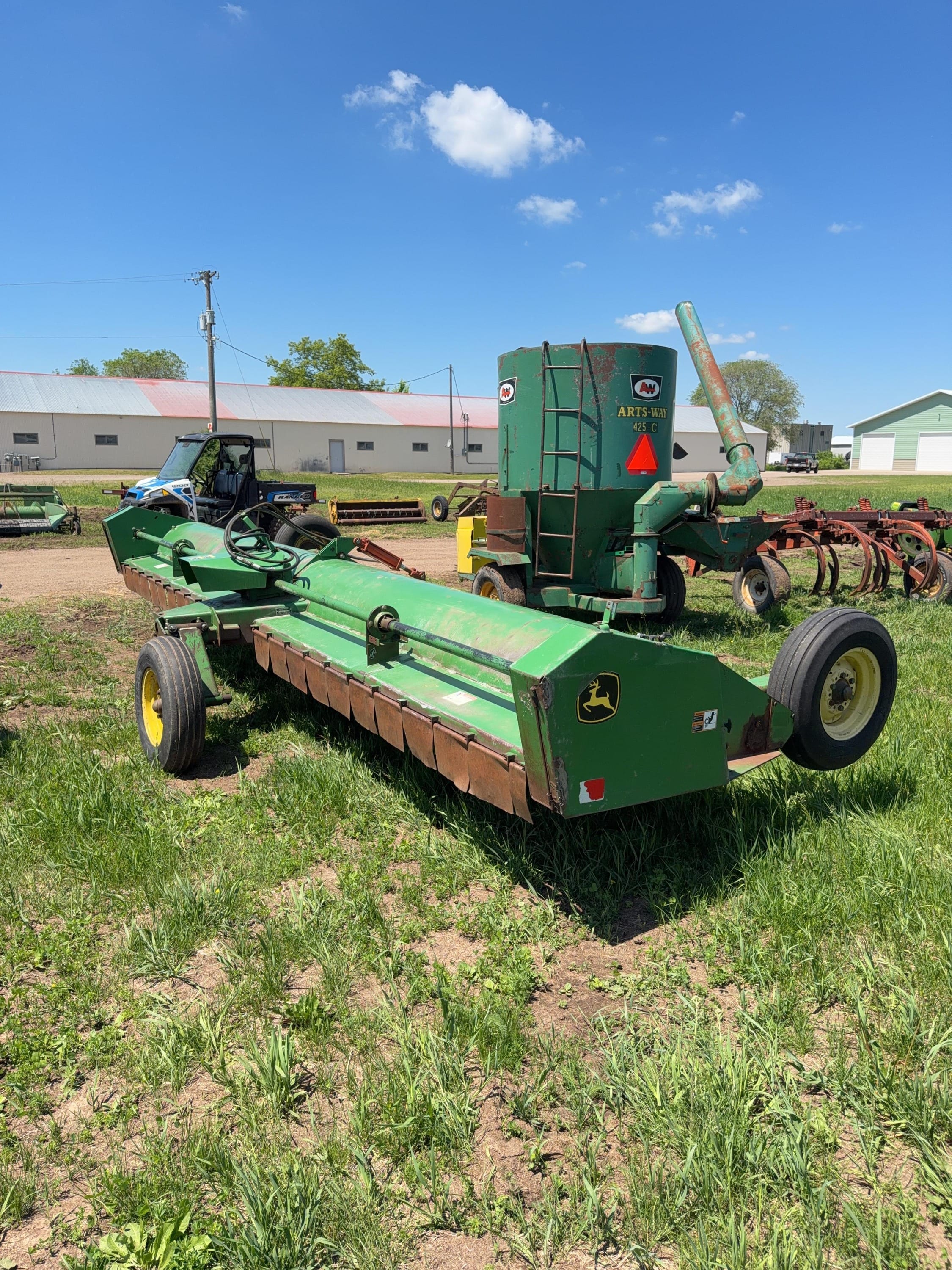 John Deere 220 Equipment Image0