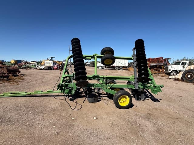 Image of John Deere 220 equipment image 3