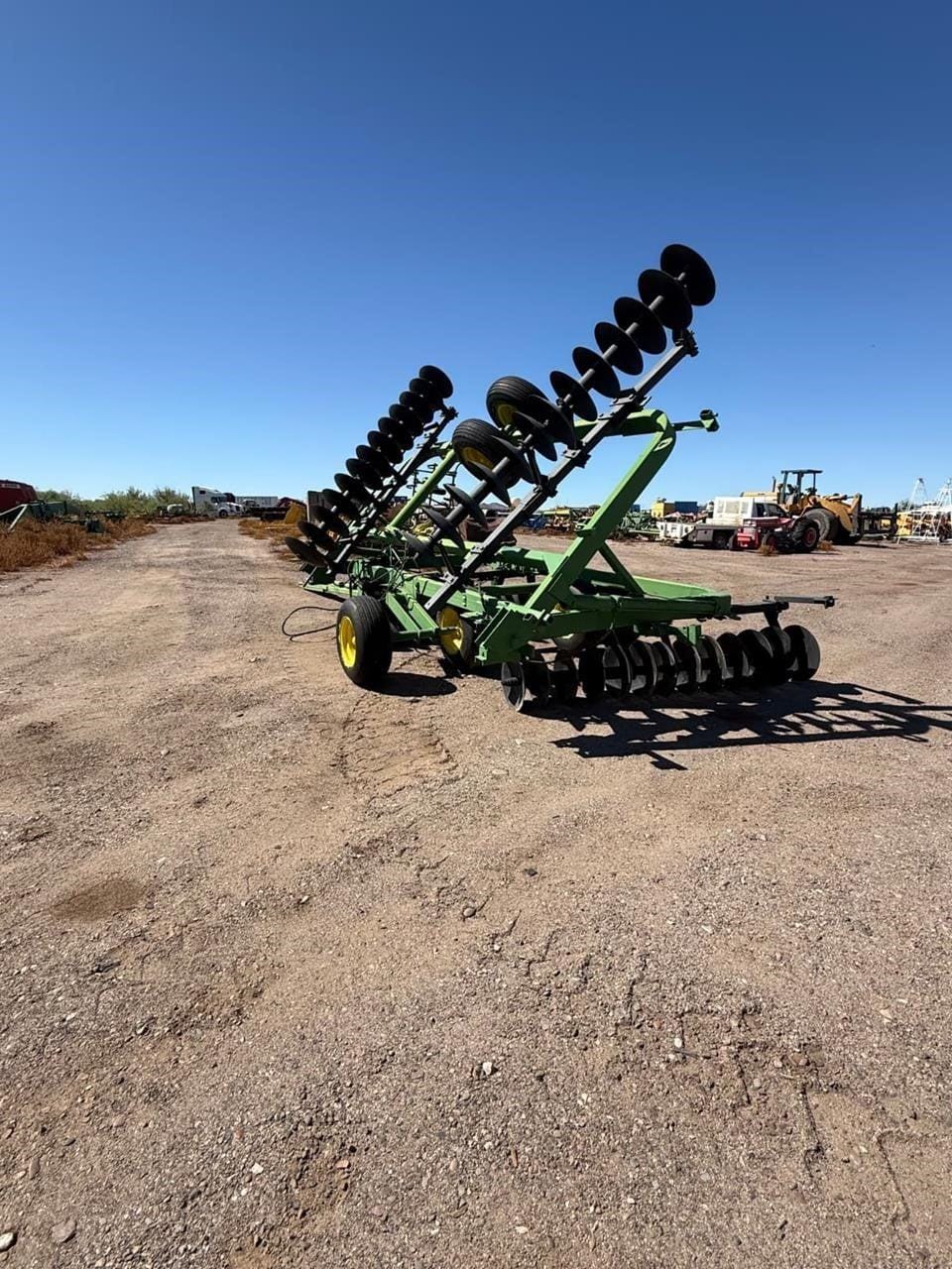 John Deere 220 Equipment Image0