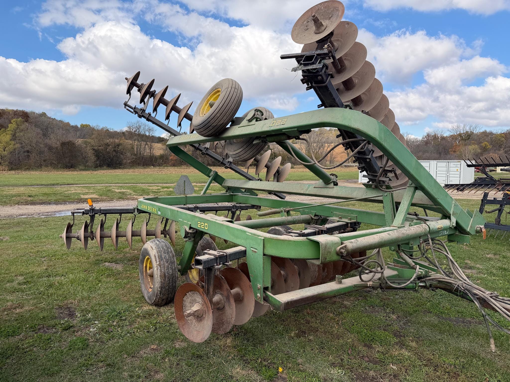 John Deere 220 Equipment Image0