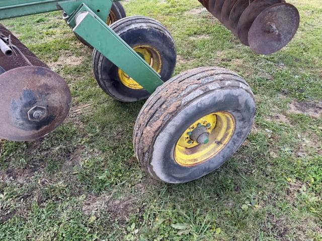 Image of John Deere 220 equipment image 3