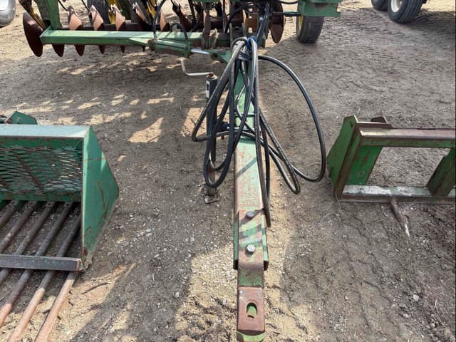 Image of John Deere 220 equipment image 2