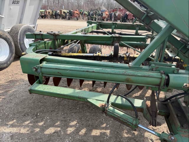 Image of John Deere 220 equipment image 3