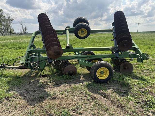 Image of John Deere 220 equipment image 1