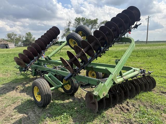 Image of John Deere 220 equipment image 2