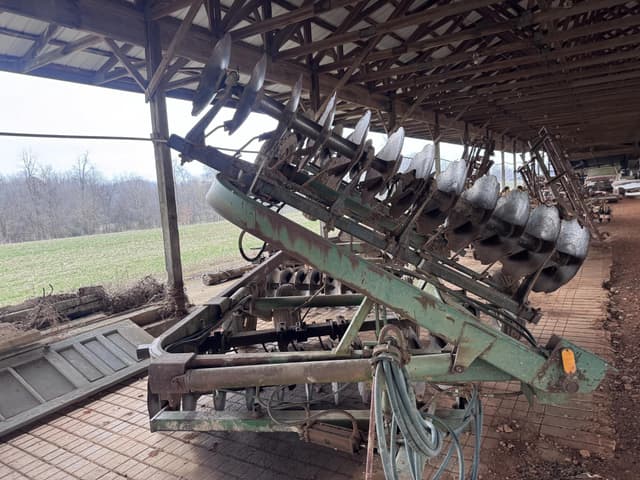 Image of John Deere 220 equipment image 4