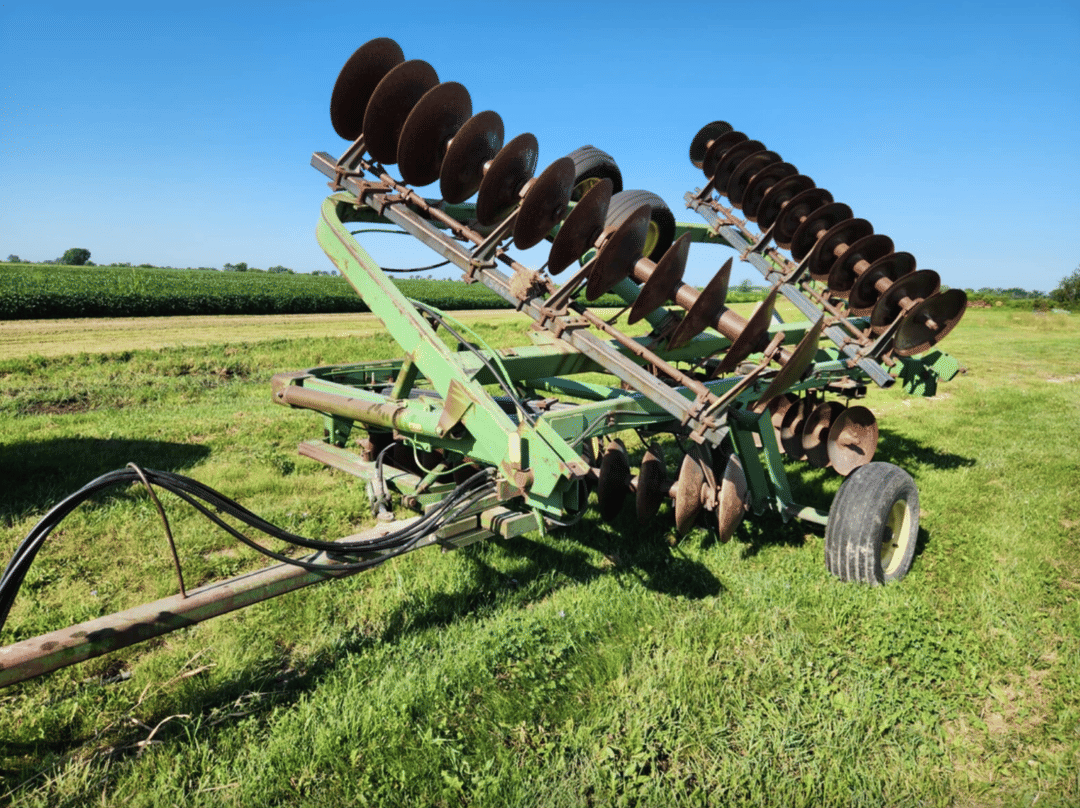 Image of John Deere 220 Image 0