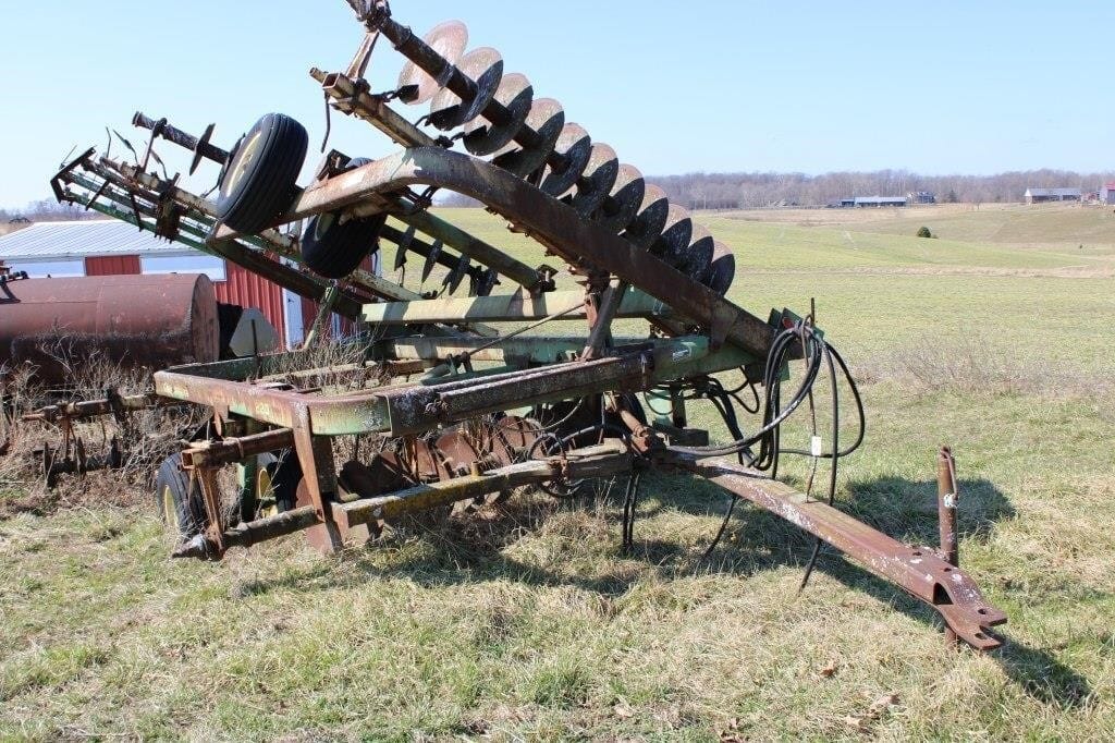 John Deere 220 Equipment Image0