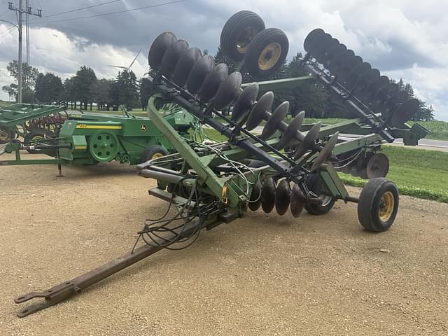 Image of John Deere 220 equipment image 1