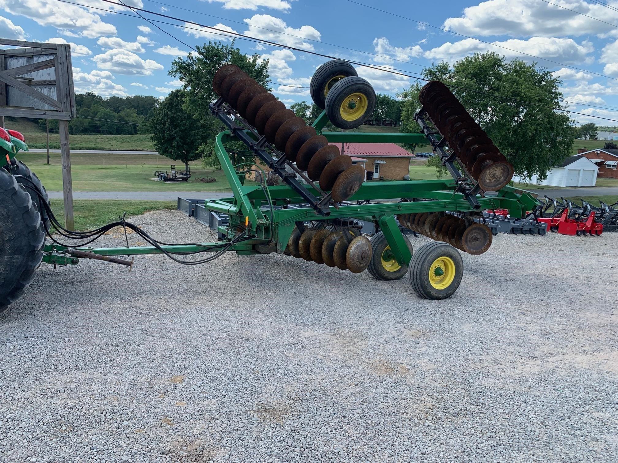 John Deere 220 Equipment Image0