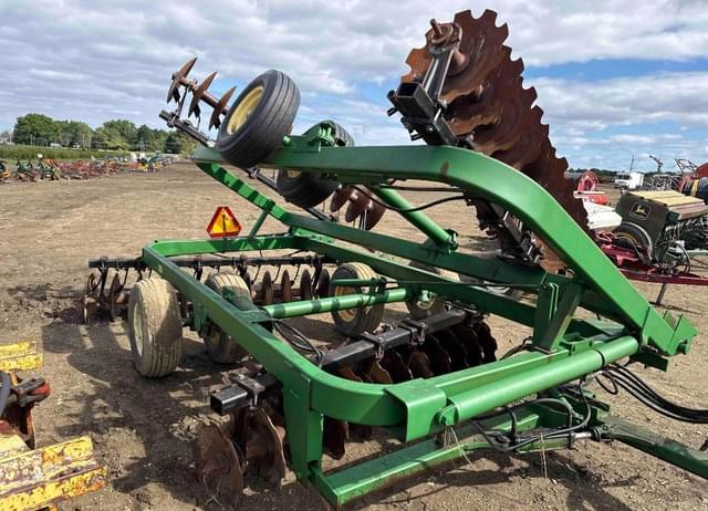 Image of John Deere 220 equipment image 2
