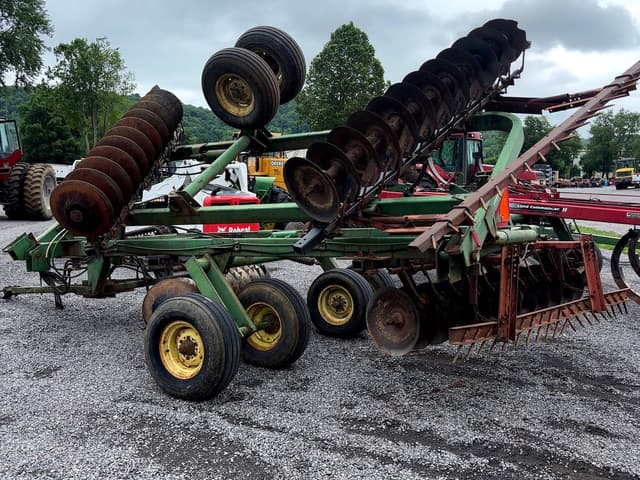 Image of John Deere 220 equipment image 3