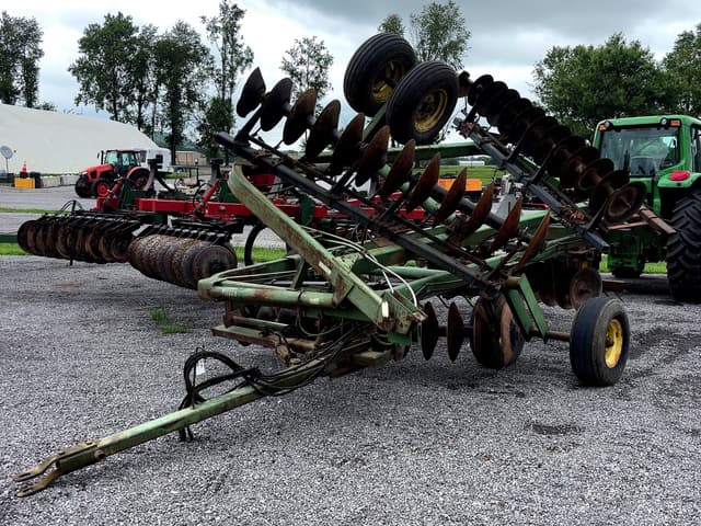 Image of John Deere 220 equipment image 1