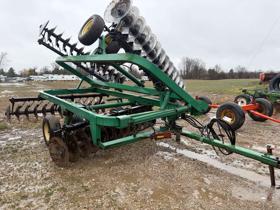 Image of John Deere 220 Primary image