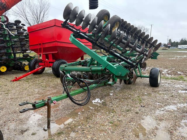 Image of John Deere 220 equipment image 1