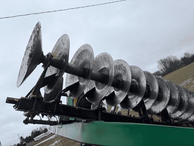 Image of John Deere 220 equipment image 2