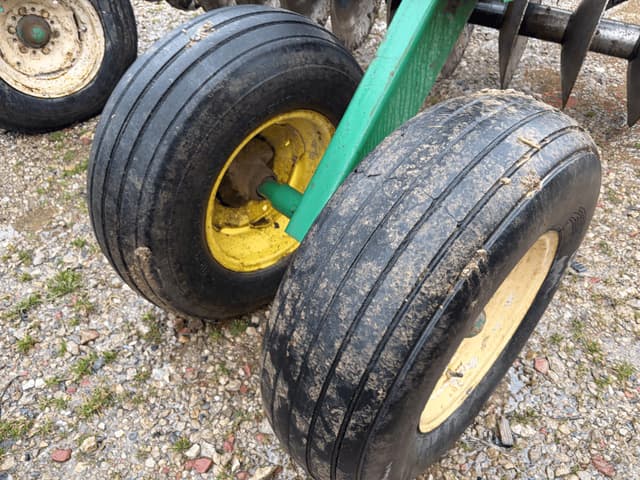 Image of John Deere 220 equipment image 3