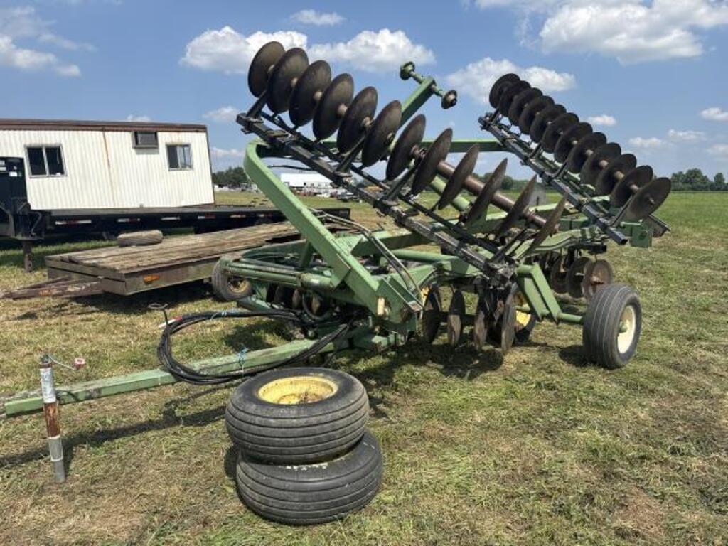 Image of John Deere 220 Primary image